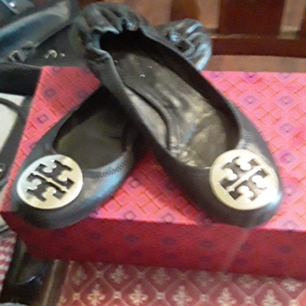 Tory  Burch Reva black leather flats size 8 .5